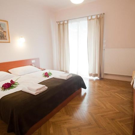 Alo Apartments Vila Klara Ljubljana Rum bild